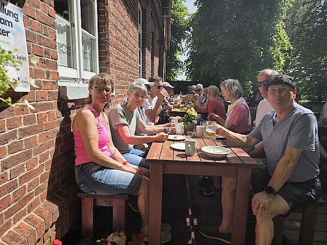 Zusammen bei Tisch am Gut Schöneworth
